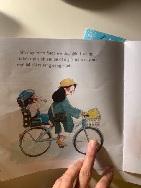 Sách rất đẹp và hay. 
Bé nhà mình 25 tháng rất thích bộ này, đặc biệt là 3 cuốn: Đi câu cá với bố, Trường mẫu giáo của tớ, Dọn đồ chơi nào. Bé có thể học thuộc lòng cả câu chuyện qua vài lần được đọc và có thể thay đổi các câu thoại để áp dụng trong các tình huống khác trong cuộc sống.
Sách được khuyến nghị cho bé từ 3 tuổi nhưng mình thấy các bé từ 2 tuổi là có thể dùng được rồi.