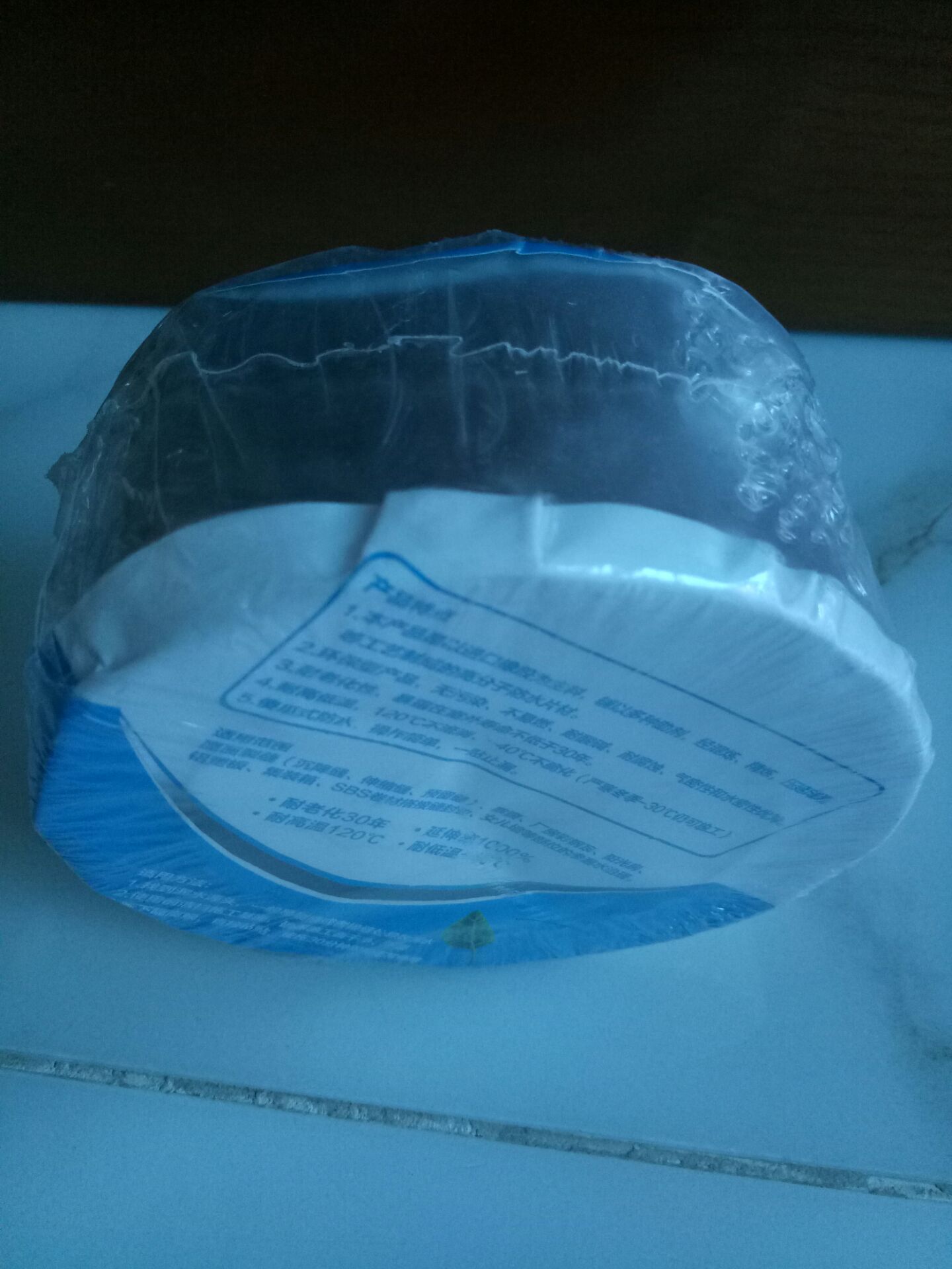 Mình  mới nhận hàng giá 24.400đ. Xem kỹ và so sánh với hình trên Tiki thì thấy có vài chi tiết khác, hình cái lá không giống, các 2 thông số khác cũng không giống,  hình ảnh trên Tiki thì mặt băng dính là caro còn của mình nhận được thì phẳng trơn. Chưa bóc sử dụng nên không biết chất lượng như thế nào nên mình để 3 sao. Tiki cho mình hỏi luôn là băng keo dán này có mấy loại vậy? Theo những hình chụp của sản phẩm mình nhận được thì công dụng có giống với công dụng của sản phẩm mà Tiki giới thiệu trên trang hay không? Cảm ơn Tiki.