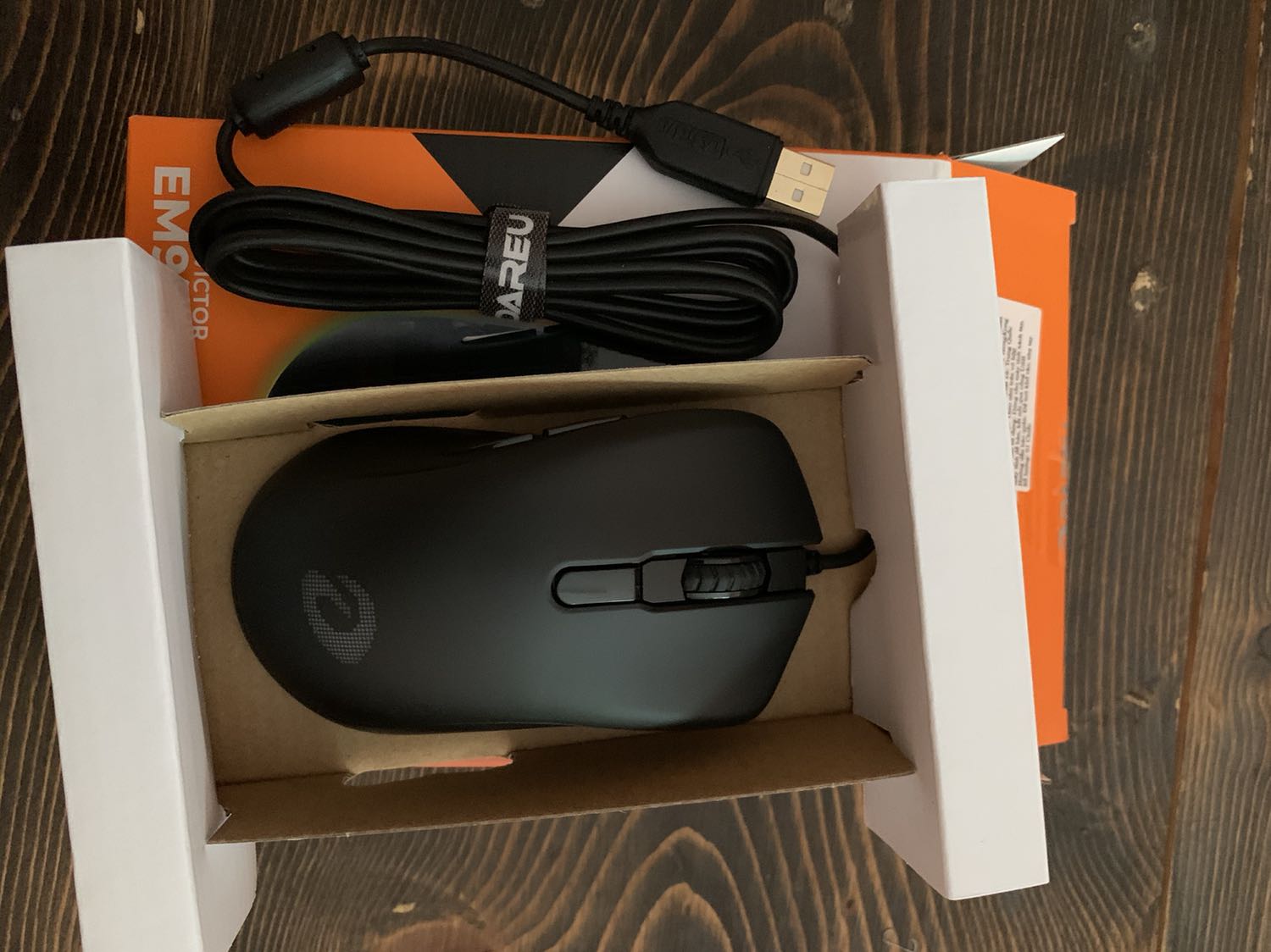 Chuột xài êm, khá ổn so với giá. Tuy nhiên vẫn có 2 khuyết điểm nhỏ chưa ưng lắm:
1. Dây khá cứng và nặng làm cho việc di chuột hơi khó khăn
2. Phải luôn mở ứng dụng driver trên desktop.

Về lâu dài chưa biết độ bền sao nhưng hiện tại đánh giá là tương đối ổn, đáng mua.