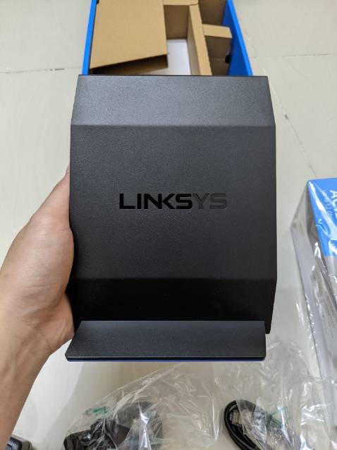 Nhỏ gọn, đẹp. Sóng mạnh khi ở gần (づ⁠｡⁠◕⁠‿⁠‿⁠◕⁠｡⁠)⁠づ.
Nhà cung cấp đóng gói sản phẩm nhìn sợ 1 chút. Có mấy lớp xốp bóng khí thôi.
Phụ kiện gồm: router, nguồn 12V, 1 dây Ethernet, HDSD, và các chấu tích hợp thay đổi với nguồn.
Đọc thấy k có dây LAN nên làm bấm dư 1 dây 😅