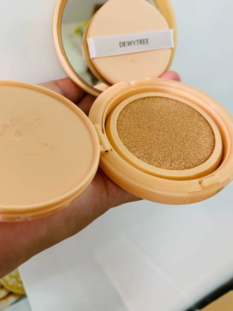 Dùng thích lắm,phấn bám nhưng kh bị bí da.Màu tự nhiên,lâu trôi.Nên mua nhé mọi người