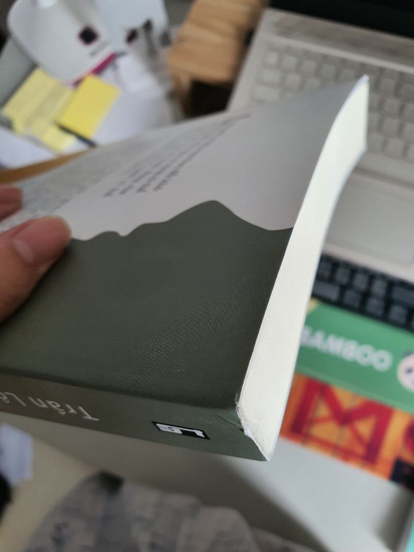 em mua 2 cuốn mà sách không bao bọc kĩ, để có mấy lỗi nhỏ như này. với cả sách nó bị trầy nhìn như sách cũ