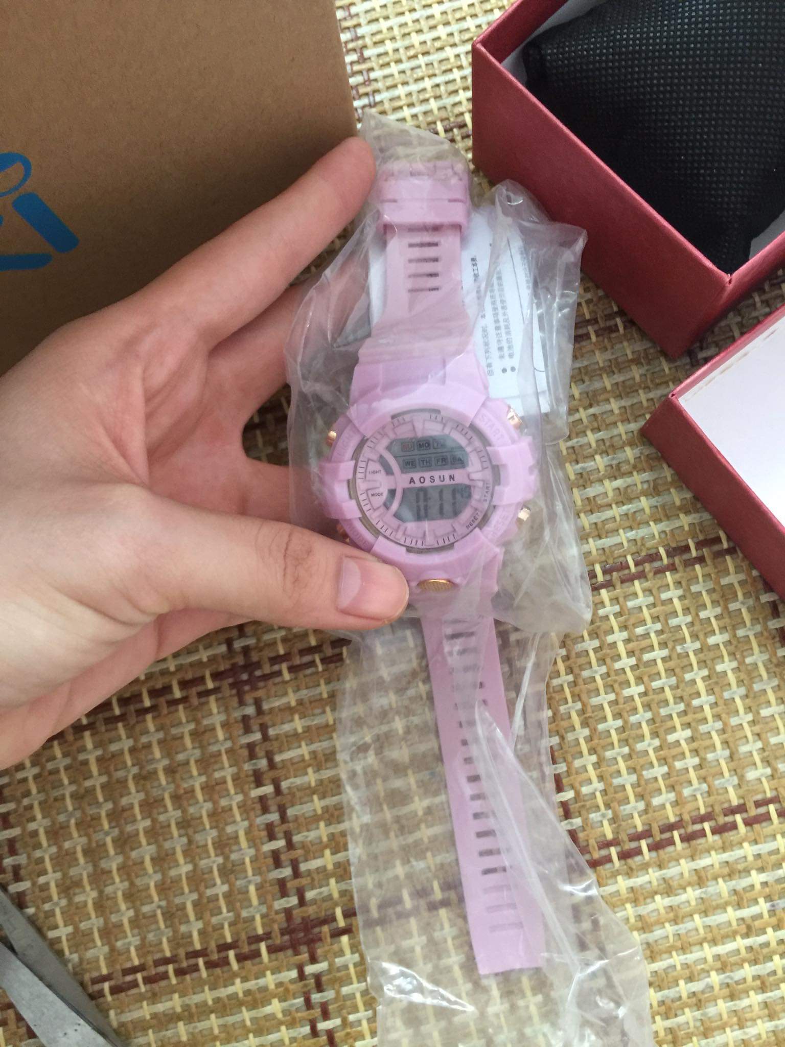 Đóng gói sản phẩm ok lắm, hộp tiki đẹp, bên trong còn có hộp đồng hồ riêng .shipper giao hàng cũng nhanh. đồng hồ mình chọn màu hồng đeo lên nhìn sáng da lắm??.nhận được mở ra vui hết sức nên mình chụp lên review liền nè. Tiki không bao giờ làm mình thất vọng