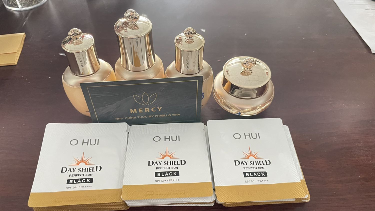 Shop giao nhanh
Hàng đủ, đẹp nhưng không có tem nhe