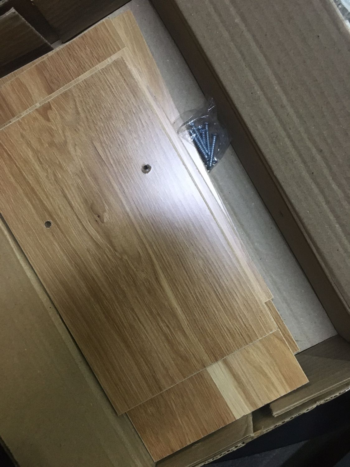 Giao nhanh 2h. Giao đúng mẫu đặt. Màu vân gỗ đẹp. Đóng gói tốt. Không bị hư hao gì, lúc mua đọc review cũng lo lắng, nhunge khi nhận hàng thì rất hài lòng vì sản phẩm ok trong tầm giá 85k.