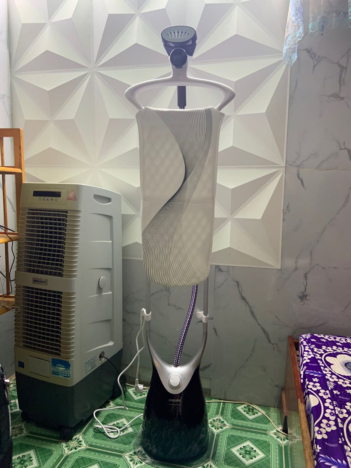 Sản phẩm chính hãng, thiết kết sang trọng mà lại được giảm giá lớn rất tiết kiệm. Ở ngoài nhìn xịn sò, ủi nhanh thẳng không có vấn đề gì để phàn nàn. Đặc trưng SP là đốt nóng làm nước bay hơi nên nhiệt độ cao hơi nước thoát ra ngoài đọng lại 1 ít thì mình nghĩ đó không phải là do lỗi SP.