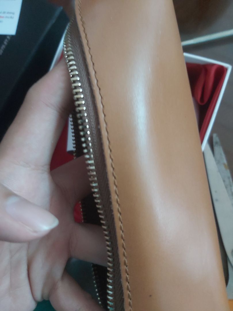 phải chi có màu đen nữa là tuyệt vời, e tưởng nhỏ ko để được nhiều thứ ai ngờ để được nhiều lắm! giao hàng nhanh và đóng gói rất kĩ, khóa kéo chắc chắn, đường chỉ may ok lắm, sẽ ủng hộ shop hoài