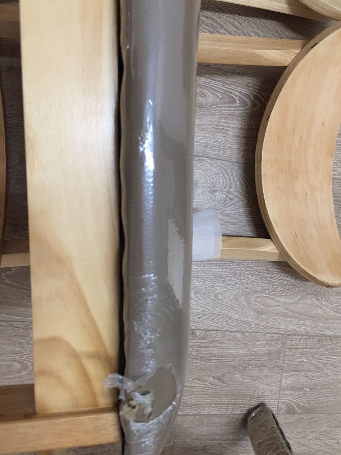 Mình nhận bàn ghế bị rách và rơi vít ra đã gd báo Tiki rồi mà gần tuần nay k thấy phản hổi