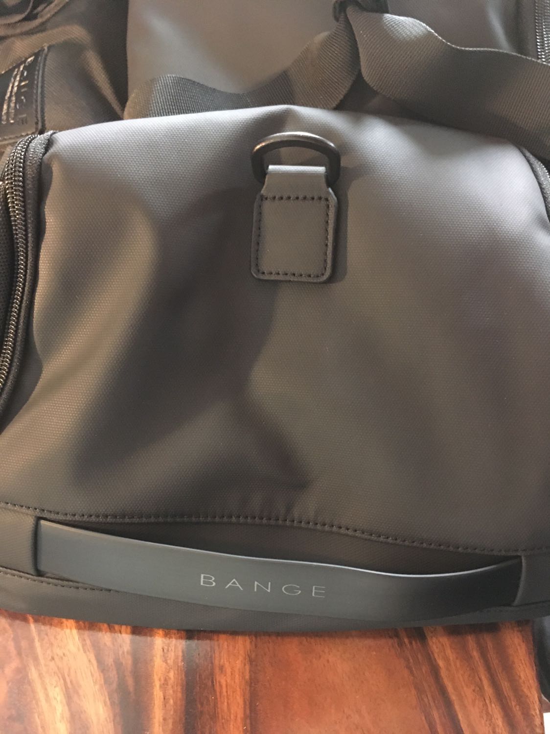 Rất tuyệt , vải dày, cảm giác cứng cáp, thiết kế thích nhất là có quai đeo trên vai, thay thế dc balo, khoá kéo lớn, cảm giác chắc chắn, nhiều ngăn bên trong.