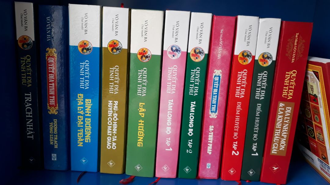Mình là thầy giáo, không phải thầy phong thủy, có chút hiểu biết sơ sơ và yêu thích phong thủy nên đã rước về gần hết bộ Quyết địa tinh thư của Tuệ Minh - Võ Văn Ba. Với nhiều người thì chỉ cần 2 quyển Địa lý nhập môn và Lập hướng là ổn rồi, vì thời nay mà tầm Long, điểm Huyệt, khán Sa, vọng Thủy, định Cục, lập Hướng chắc là hiếm lắm. Số người này bên cạnh đam mê họ còn làm vì phần việc của mình nên sách vở, kiến thức sẽ tự nhiên có.
Quyển Trạch nhật này tôi mua sau cùng vì cũng đã đọc sơ qua ở nhà sách. Thật ra đây là quyển đứng hàng cuối cùng trong các quyển Tinh thư của tác giả, đáng lý với tầm của tác giả thì nên viết Trạch nhật, Tạo mệnh trong phong thủy thì tốt hơn nhiều... Tôi hơi dài dòng, sorry!
Tóm lại, tôi đánh 5 sao để cảm ơn tác giả nhưng tôi không đánh giá cao quyển này như nhiều quyển trong bộ Quyết địa tinh thư.