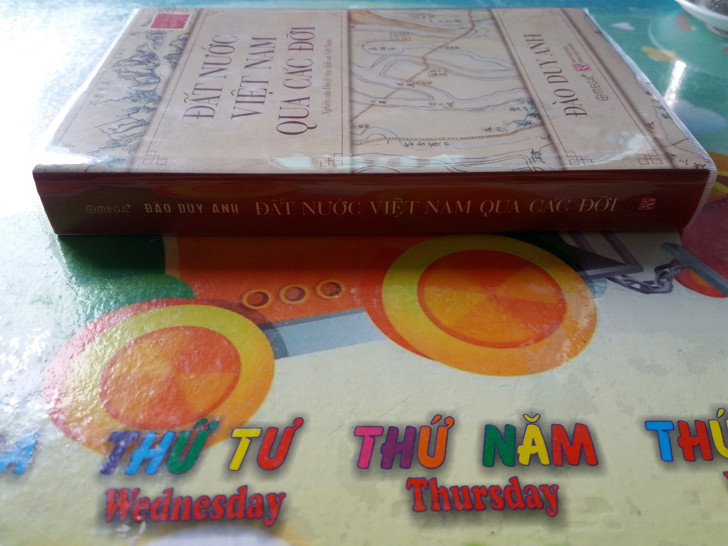Phải nói rõ cho các bạn đây là sách địa lý nhé, cụ thể là sách lịch sử của các khu vực địa lý. Bìa cứng, có bìa phụ bao ngoài, có nơ đánh dấu sách, giấy tốt màu ngà, sách chỉn chu, chữ rõ ràng nhưng hầu như không có sơ đồ minh họa, nói chung là hơi khô khan nhưng ai chuyên nghiên cứu thì okie!