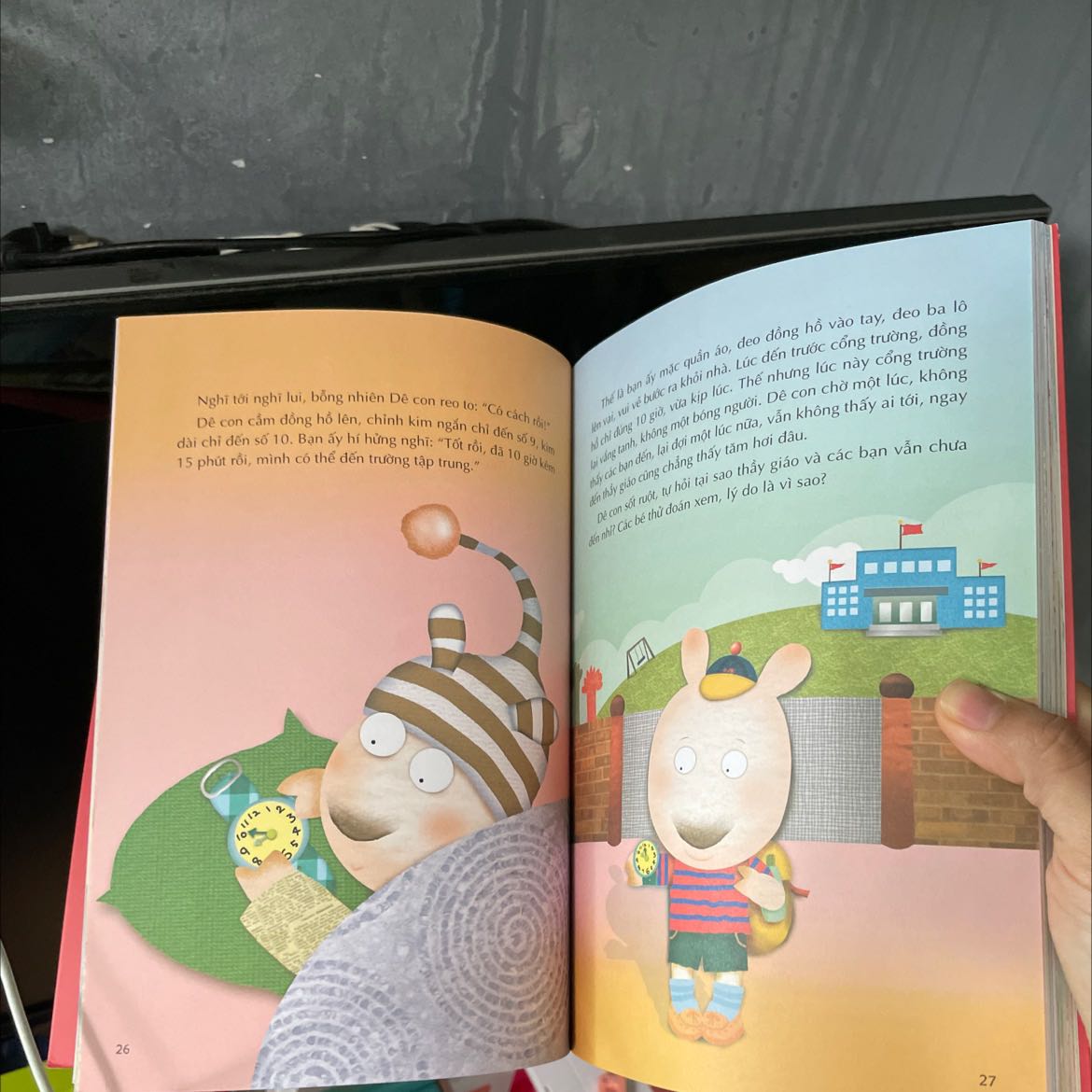 Truyện hay bé rất thích, mổi câu chuyện đều có câu hỏi đơn giản kèm theo giúp bé hiểu khi đọc nên mua nhé mọi người