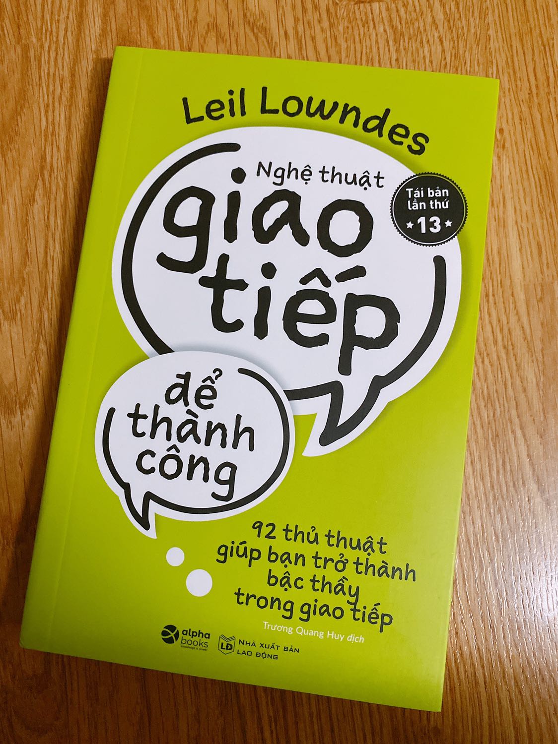 Lần đầu mua sách trên Tiki và cũng là lần đầu sử dụng Tiki luôn. Đóng gói không có bọc chống sốc may là sách vẫn đẹp nguyên, chắc do vận chuyển trong thành phố. Mình mới thích đọc sách gần đây nên đọc cmt nhiều mới chọn cuốn này. Đoạn đầu hơi khó hiểu(kiểu khó hình dung để áp dụng) nhưng về sau hay cực. Mình học được rất nhiều điều từ quyển này.