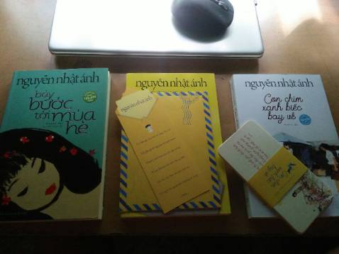 Sách đẹp quá shop ơi, bên trong còn có 4 trang bìa màu như kia thích thật ý, dịch nma shop giao hàng nhanh, 5 sao bling bling. Sợ virut nên phải đem sách ra phơi nắng như kia :v