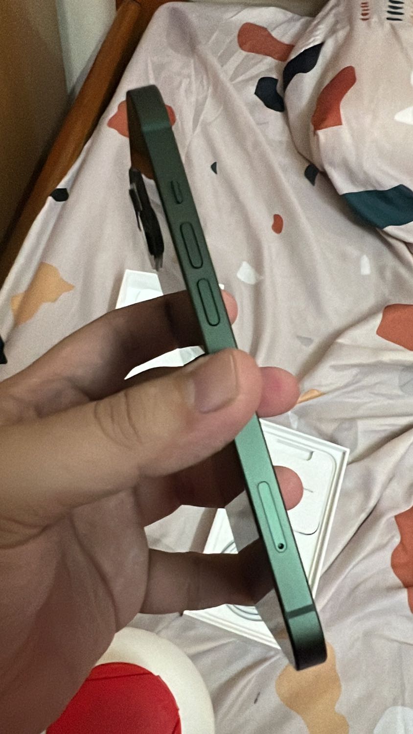 Giao rất nhanh trong sáng là đã nhận được. Hàng rất đẹp, màu xanh trầm nhìn đẹp lắm. Hàng nguyên seal luôn, máy ngoại hình nhìn qua thấy ổn, đẹp. Xài tầm vài ngày nữa mới biết nhưng ban đầu thấy ok rồi đó. Tiki đóng gói rất cẩn thận. Mình thấy rất hài lòng