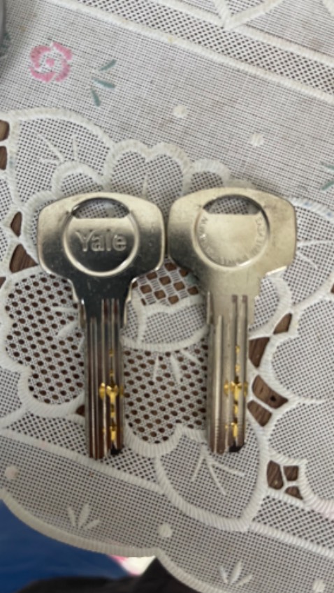 Tại sao hàng chính hãng mà trên chìa khoá ko có số vậy shop! Hàng fake!