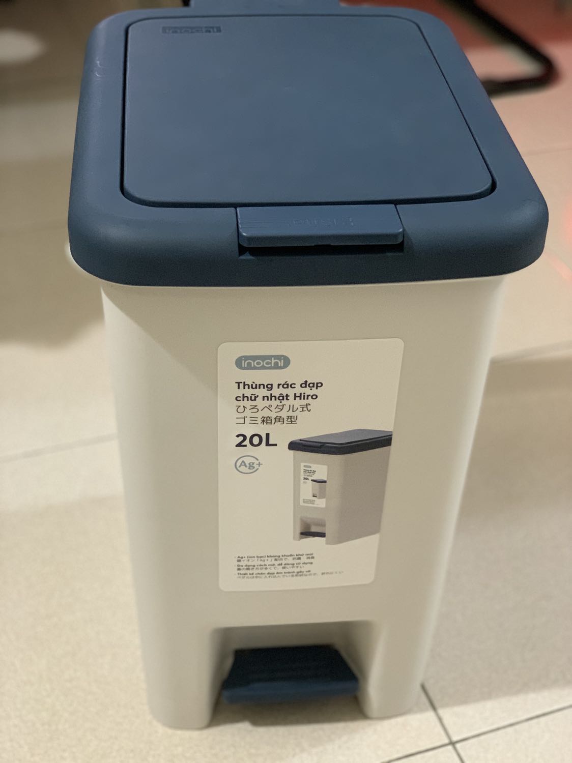 Sản phẩm tốt, rất to đẹp, thiết kế đơn giản mà sang, thùng chỉ có kẹp để kẹp túi đựng rác chứ không có thùng nhỏ bên trong. Nhựa rất mịn, không có mùi độc hại. Mình rất ưng ý