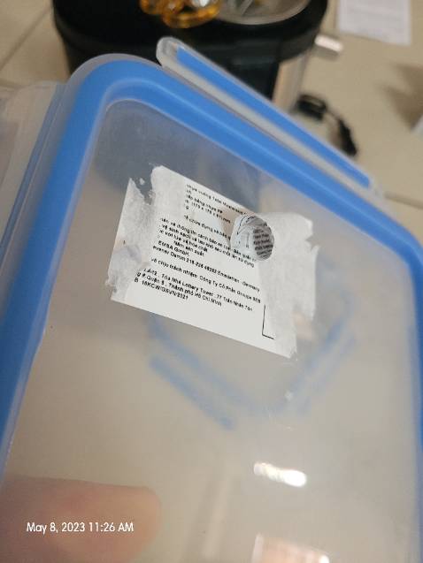 Đã từng xài máy xay thịt của Tefal 1,000W nên biết động cơ của hãng này rất mạnh, kg ngờ cái máy ép này chỉ 400W mà mới xay thử 1 củ cà rốt và 1 trái tắc, máy xay mạnh giật cả mình, hột của trái tắc nát bét mất tiêu xác luôn. Kiểm tra bã cà rốt thì kg còn miếng nước nào, vắt hết nước cạn kiệt luôn. Xứng đáng 5 sao

Riêng hộp nhựa khuyến mãi thì dán nhãn phụ của VN quá tệ, có cái nhãn mà kg đầu tư cho tử tế và tiện lợi dễ xé tránh dính keo dơ hộp. Đã vậy còn dán ngay mặt tiền cái hộp vừa xấu vừa bê bối