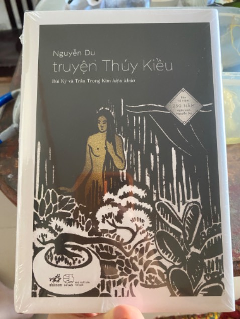 Cuốn sách Truyện Kiều được thiết kế bìa cứng có áo ôm và đánh dấu trang nữa, giấy nâu chống lóa rất đẹp nội dung được giải thích rõ ràng người lớn hoặc trẻ đang học về tác phẩm điều có thể hiểu , nghe và đào sâu suy nghĩ nhé