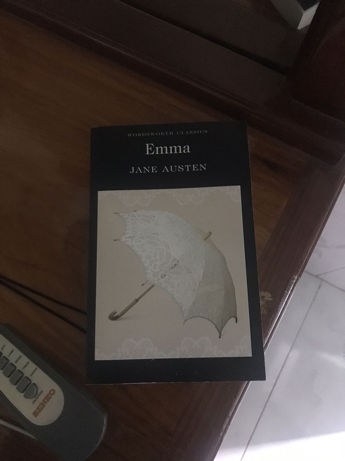 Tại vì xem bản chuyển thể thành phim xong mà tụi lại nghiện nữ chính nữa nên quyết mua quyển này về đọc mà học thêm từ vựng :3