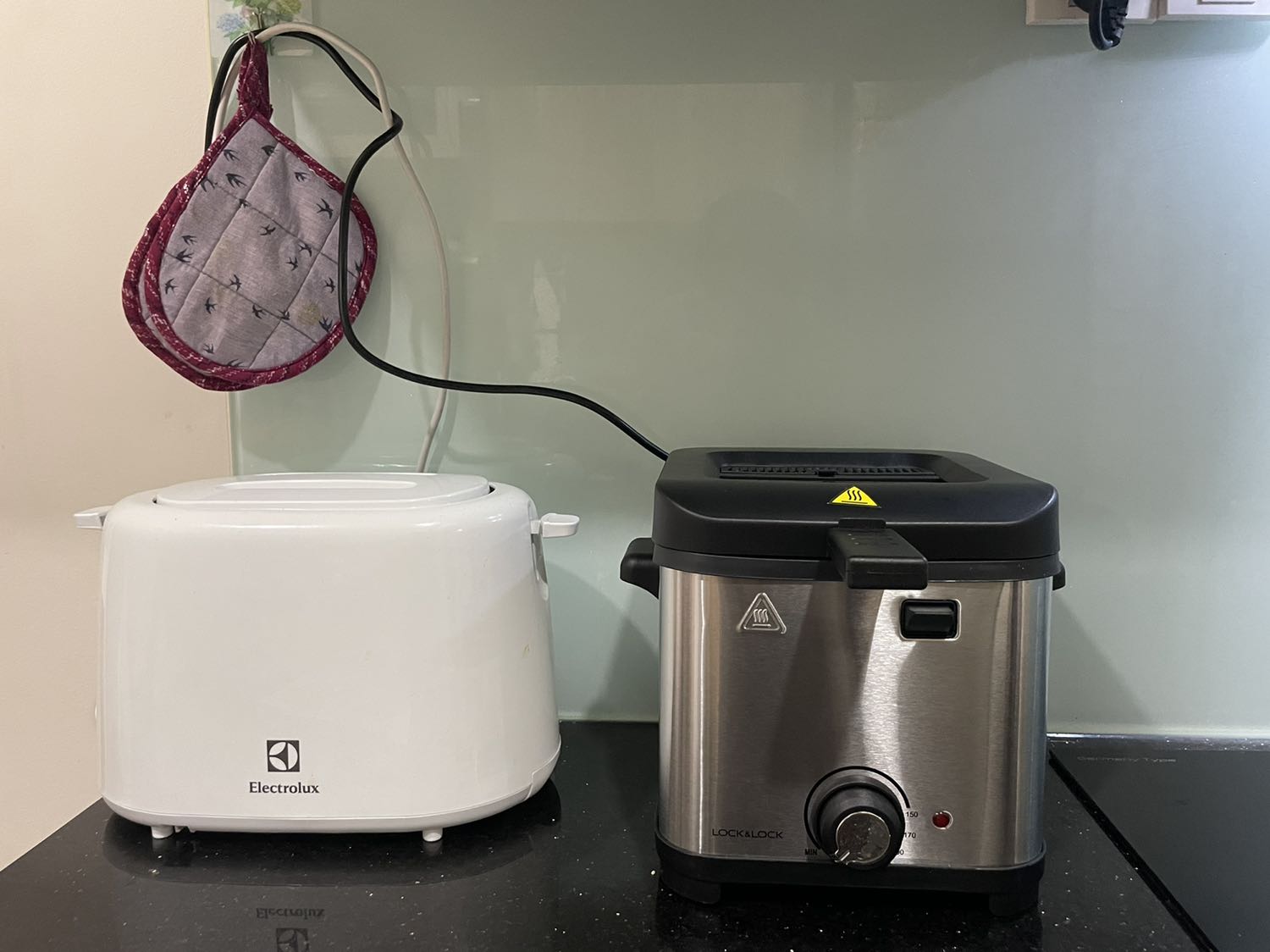 Nhỏ gọn, nhìn chắc chắn, đẹp. Nút điều chỉnh nhiệt độ hơi lỏng lẻo tạo cảm giác ko yên tâm. Vạch hiển thị nhiệt độ chỉ có 3 mức cao nhất, nên chia thêm để canh nhiệt cho chuẩn (hướng dẫn có chỉ cách canh mức 130) Mức dầu thấp nhất khoảng 1,3lít. Dầu đủ nhiệt đèn tắt (lưu ý nhé). Dù có lọc nhưng hơi dầu vẫn khá nhiều nên lưu ý vị trí đặt nồi. Vệ sinh phải cẩn thận và khá cầu kỳ. Kiểu dáng tầm giá và thương hiệu có thể bù đắp những cái chưa được.