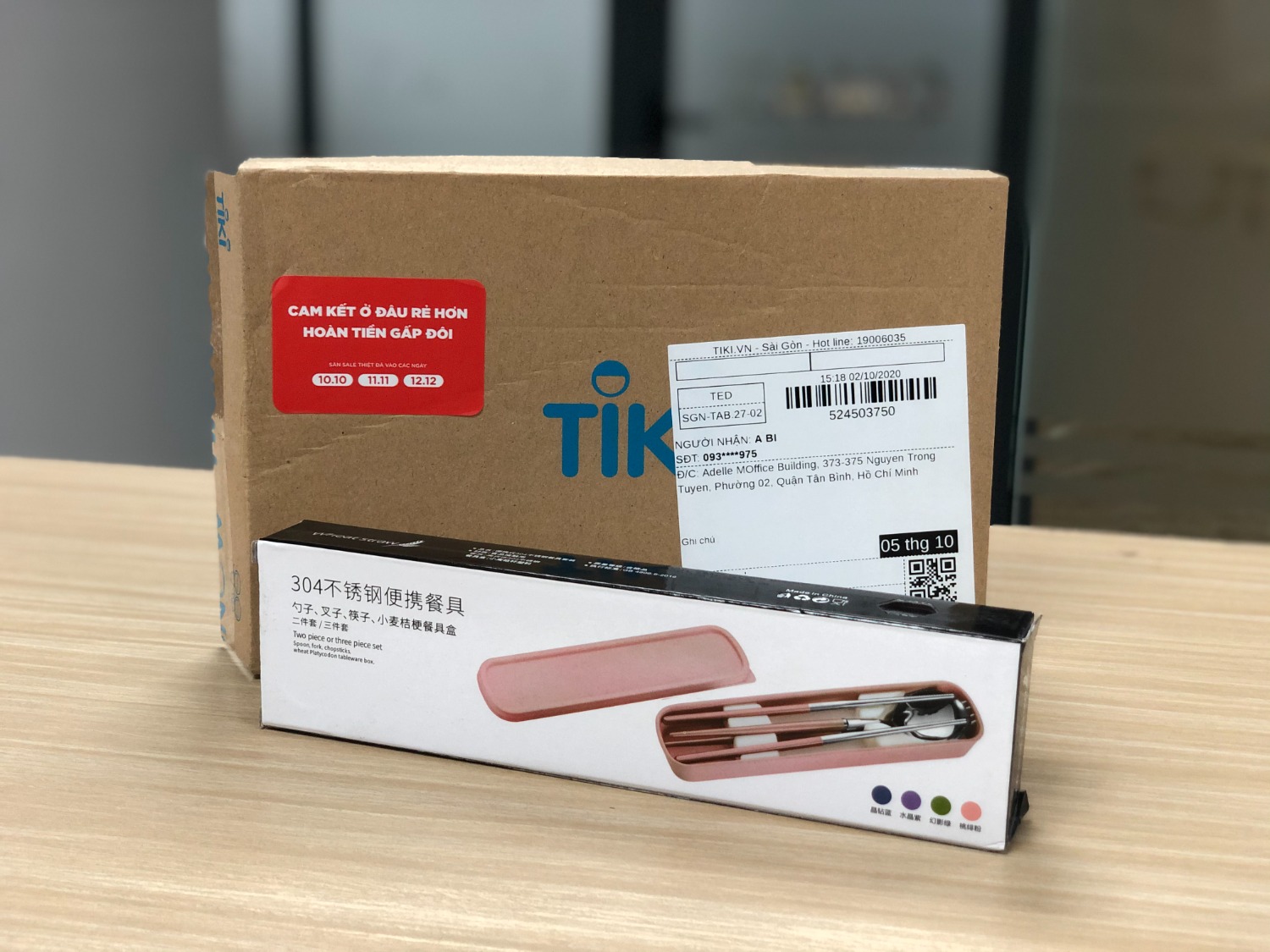 Tiki giao hàng đúng hẹn và đóng gói rất cẩn thận, bóc hộp mỏi tay luôn.  
Sản phẩm nhìn sáng và inox khá sang. Muỗng và nĩa dày và nặng, cầm rất chắc tay. Đũa hơi nhẹ 1 xí nhưng không sao.
Cám ơn tiki đã bán 1 sản phẩm tốt, mình rất hài lòng.