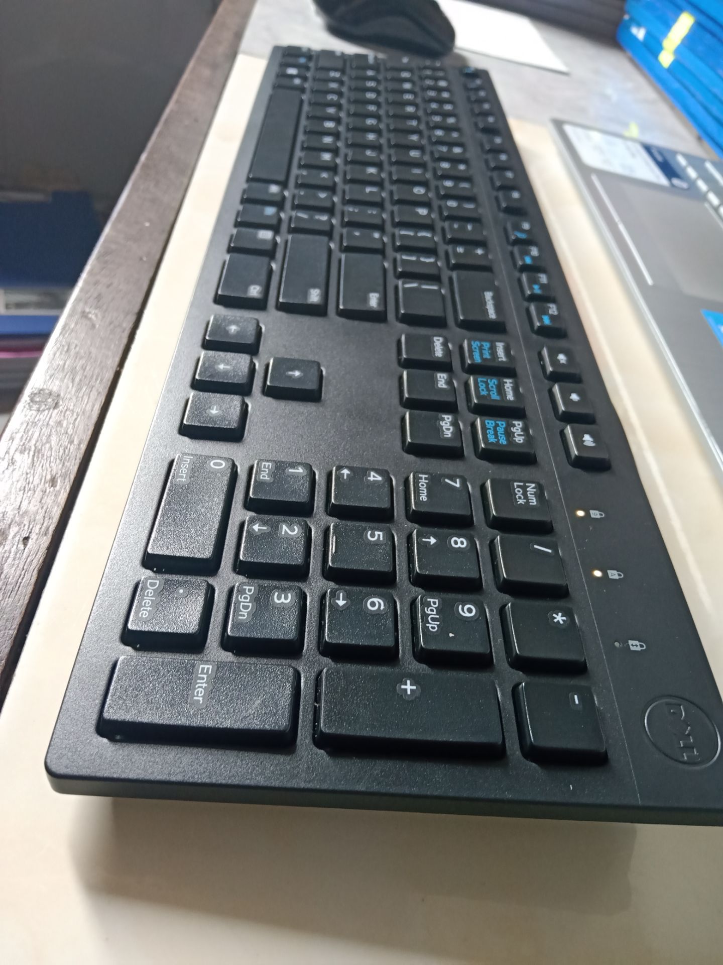 Với những bạn thường xuyên sử dụng laptop để đánh máy thì nên sắm một em này nhé, phải nói là dễ gõ hơn bàn phím trên máy và cực kỳ tiện lợi, khi sử dụng thì chỉ cần cắm dây vào và dùng thôi. Sử dụng bàn phím trên laptop nhiều đến lúc hư hỏng thì phải thay, sửa chữa rất phiền phức và đặc biệt tốn khá nhiều chi phí nhưng với một em bàn phím riêng thì chúng ra chỉ cần sửa chữa hoặc thay mới với giá cực kỳ rẻ, em mua em này với giá chỉ 149k thôi đó mọi người ơi, quá rẻ cho một thiết bị công nghệ. Với những bạn thường xuyên sử dụng laptop để đánh máy thì nên sắm một em này nhé, phải nói là dễ gõ hơn bàn phím trên máy và cực kỳ tiện lợi, khi sử dụng thì chỉ cần cắm dây vào và dùng thôi. Sử dụng bàn phím trên laptop nhiều đến lúc hư hỏng thì phải thay, sửa chữa rất phiền phức và đặc biệt tốn khá nhiều chi phí nhưng với một em bàn phím riêng thì chúng ra chỉ cần sửa chữa hoặc thay mới với giá cực kỳ rẻ, em mua em này với giá chỉ 149k thôi đó mọi người ơi, quá rẻ cho một thiết bị công nghệ.