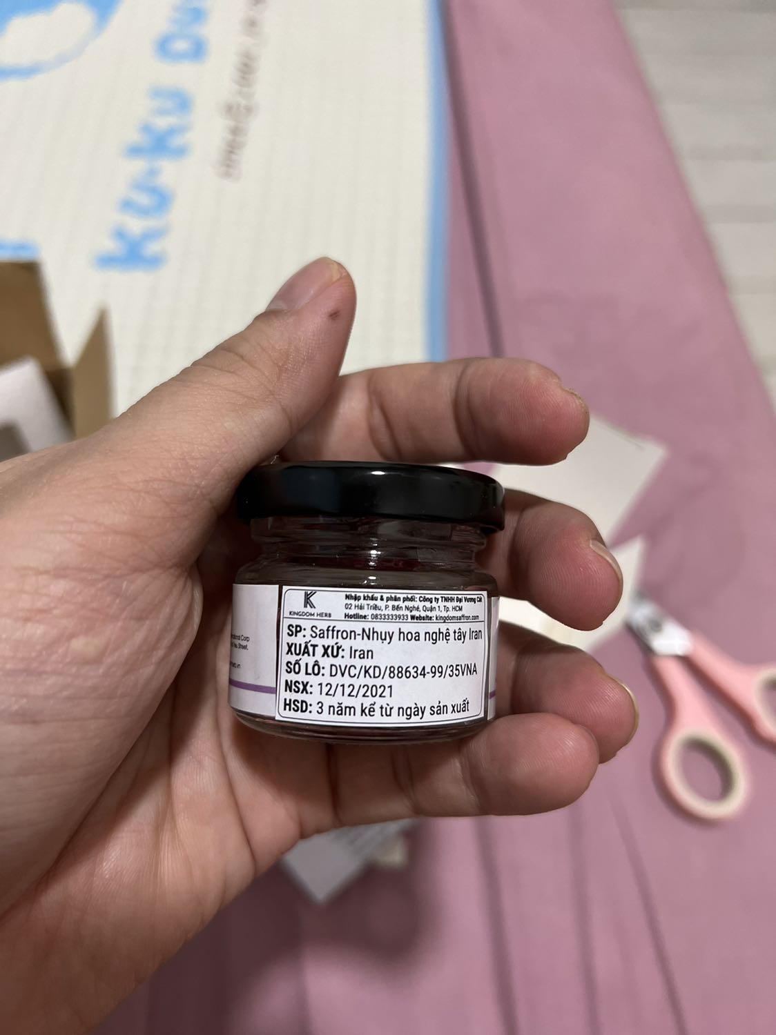 Giao hàng nhanh. Kèm đủ đúng quà tặng. Có thông tin rõ ràng. Nhưng dùng mới biết đc chất lượng. Giá thì đắt hơn thị trường nhưng mo hộp có mùi thơm. Ngâm nước có màu vàng. Nhưng lúc đầu hok đều, mà lắng xuống đáy chai phần trên nuoc trong. Nhụy tương đối hok bị nát lắm, nhưng hok to.