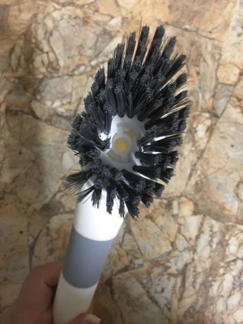 1 món đồ cực kỳ thiết thực cho phụ nữ bếp núc, ồi cái cảnh cầm cái cọ sắt 5k cào nồi mà xước hết cả chống dính mà xót ruột, giờ mình đã tìm được chân ái đây rồi. Đầu tư chỉ mấy chục mà thấy nhẹ nhàng đi bao nhiêu, lại còn đẹp cái gian bếp của mình. Lắp ráp trong 1 nốt nhạc, tay cầm chắc chắn mà nhẹ. Thiết kế hay dã man là tích hợp ống đựng nước rửa, ấn nhẹ cái là phun ra. Mỗi tội màu trắng là có thể sẽ nhanh bẩn nè ha ha. quá tuyệt, quá ưng cái bụng