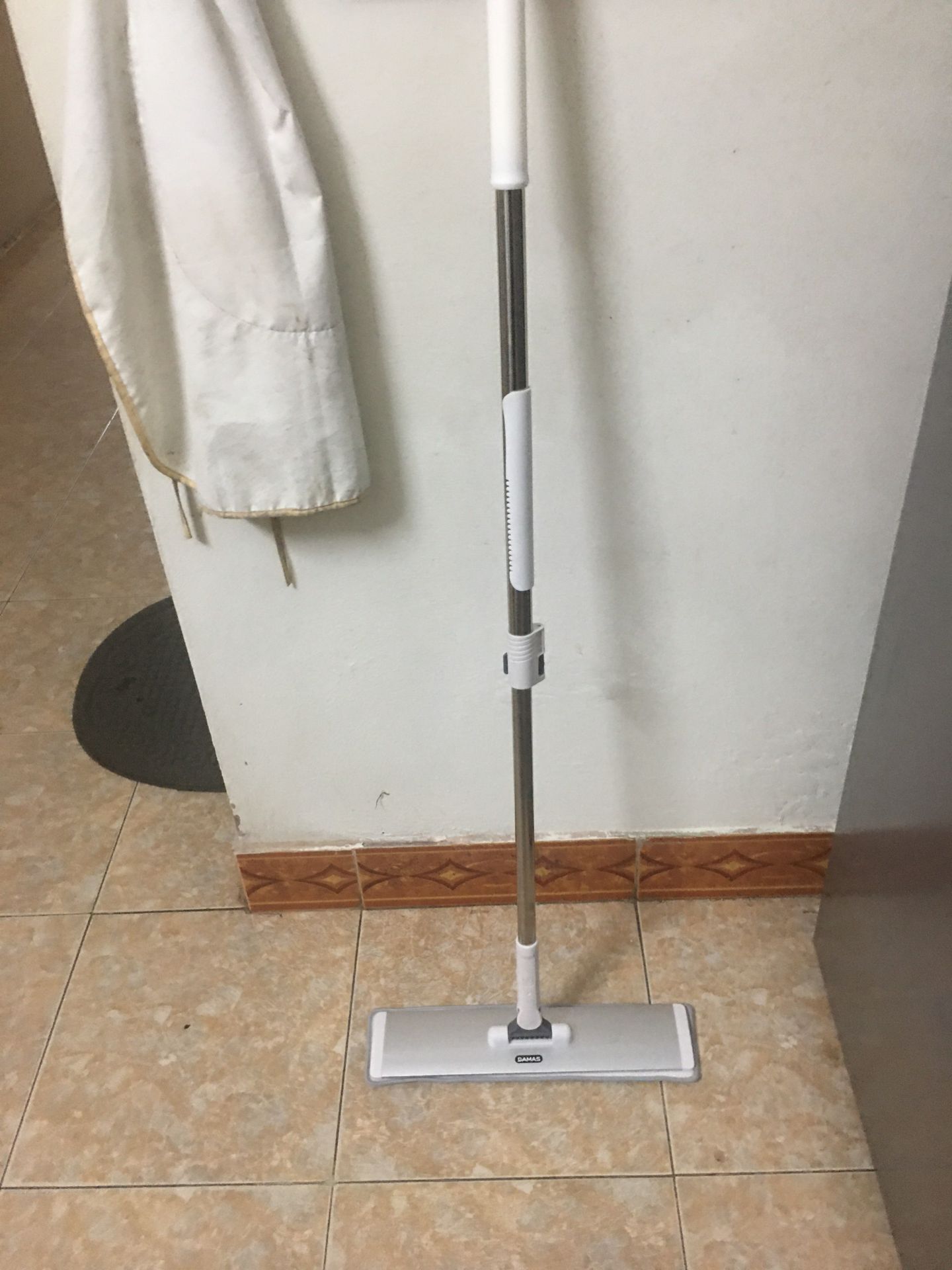 Cuối cùng cũng mua hàng onl được 1 lần ưng ý huhu, em sen dọn nhà của mình đây rồi. Giao hàng khá nhanh, đặt hôm trước hôm sau là tới liền, hàng đúng như mô tả nhé mn. Cây làm bằng chất liệu kim loại nên cực chắc chắn không ọp ẹp như  mấy cái cây mấy chục, tiền nào của nấy thôi haa. Bản lau rộng to nên lượn 2 vèo là sạch banh nhà, bông lau mềm mịn k bị bết, đầu xoay 360 độ lau được cả góc ngách các thử, nhược điểm là hổng thấy tặng kèm thêm miếng lau nào cả ^^