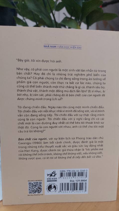 “  Tôi cũng nghe kể chuyện về một tiểu đội lính Hàn quốc được phái đi chiến trương Việt Nam. Bọn họ lùa hết phụ nữ, trẻ em , người già ra đình làng rồi thiêu chết sạch . Có những người đã được nhận thưởng sau khi thực thi những việc đó vào thời chiến , một bộ phận trong số họ mang ký ức ấy đến giết chúng tôi. Giống như người ta đã làm ở  đảo Jeju, ở Quảng Đông hay ở Nam Kinh , ở Bosnia , ở tất cả mọi nơi tại Tân Thế Giới , với mọi sự tàn nhẫn giống hệt nhau như thể đã được khắc sâu trong AND vậy..”
Bằng lối kể chuyện mang tính tự sự, “Bản chất của người” là những mảnh hồi ức rời rạc về những sự kiện trong quá khứ xoay quanh vụ thảm sát ở Kwangju ở Hàn Quốc những năm 1980. Không đi sâu vào nguyên nhân , bối cảnh chính trị xã hội, tác phẩm là những suy tư trăn trở mộc mạc, giản dị của những người khác nhau về nỗi đau thân xác, về cái chết, về ý nghĩa của cuộc sống và trên hết là về bản chất của con người.