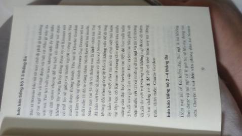Chời ơi nếu tui nói sai thì cho xin lỗi chứ sách gì mà sai chính tả tùm lum, đọc ngứa mắt lắm luôn, giống như tui đang mua sách lậu vậy á. Màu trang in thì nhạt dần theo từng trang. Còn có mã vạch gì đó mà k check ra. Thực sự rất thất vọng.