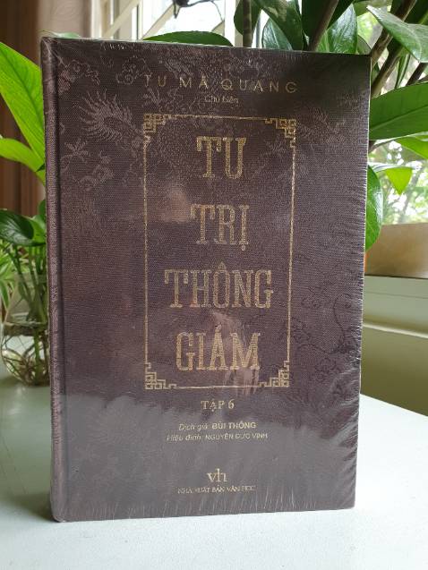 Không có gì phải nói nhiều về bộ sử này về giá trị của nó, ngoài việc viết theo kiểu biên niên nên sẽ khó đọc hơn nếu so với các bộ khác như Sử ký. Shop đóng gói rất cẩn thận nên như khui hàng thấy rất yên tâm không thấp thỏm lo lắng như hàng Tiki trading :)))