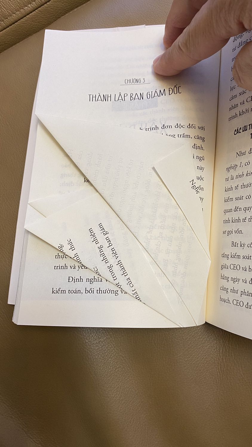 Trang sách quăn queo. Bìa đã có vết hằn. Có vết ố. Trông như sách cũ và bảo quản không tốt.