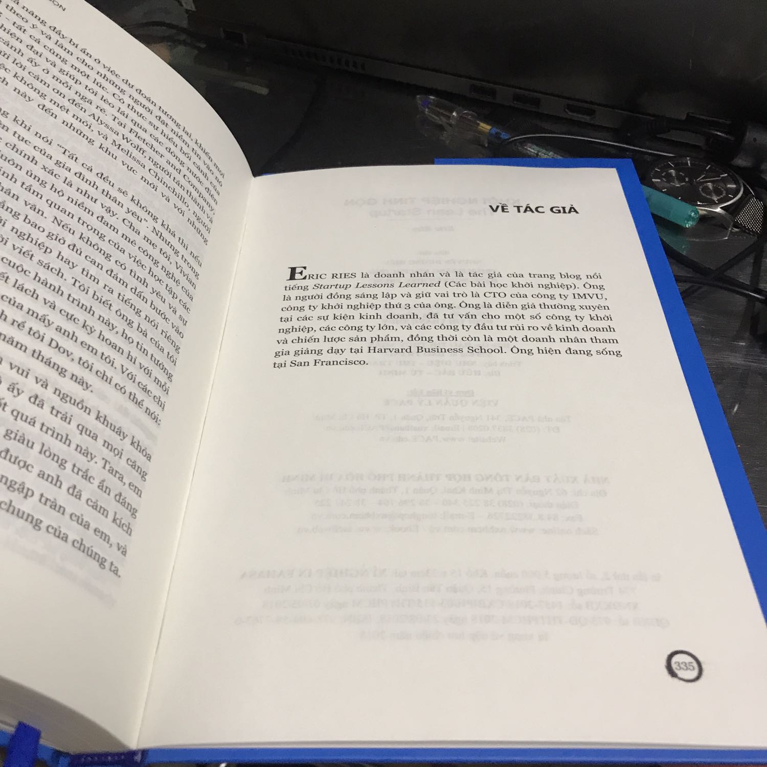 Bìa sách cứng được bảo vệ thêm bằng lớp bìa mềm. Màu sắc rõ nét, chữ dập nổi rất đẹp. Có vẻ sẽ bền bỉ qua thời gian.
Chất liệu giấy trơn, mịn, màu trắng sắc ấm, dịu mắt. Lật trang giấy cảm giác rất tốt, mượt mà. Khuôn giấy đồng đều. Có dây ruy băng đánh dấu trang.
Tiki giao hàng nhanh, giá rất tốt so với mua ở hiệu. Sách của mình bị cấn một dấu nhỏ trên bìa (như hình, có thể do vận chuyển) nhưng ko sao, bìa rất chắc chắn nên mình hài lòng.

Nội dung cuốn sách ở cấp độ nâng cao, đòi hỏi người đọc phải có nền tảng kiến thức quản trị trung bình trở lên, có khả năng đọc hiểu và nắm bắt vấn đề. Bạn sẽ cần trí tưởng tượng để liên tưởng từ các câu chuyện thực tế tới lý thuyết được đặt ra.
Nhịp văn rất dồn dập cùng hàng loạt những khái niệm kinh tế - quản trị, liên kết trực tiếp tới các thực tế ứng dụng. Hãy đảm bảo mình đủ khả năng để đọc nó rồi hẵng mua về, nếu không bạn sẽ có thêm một món trang trí rất đẹp trên giá sách.
Chúc vui!