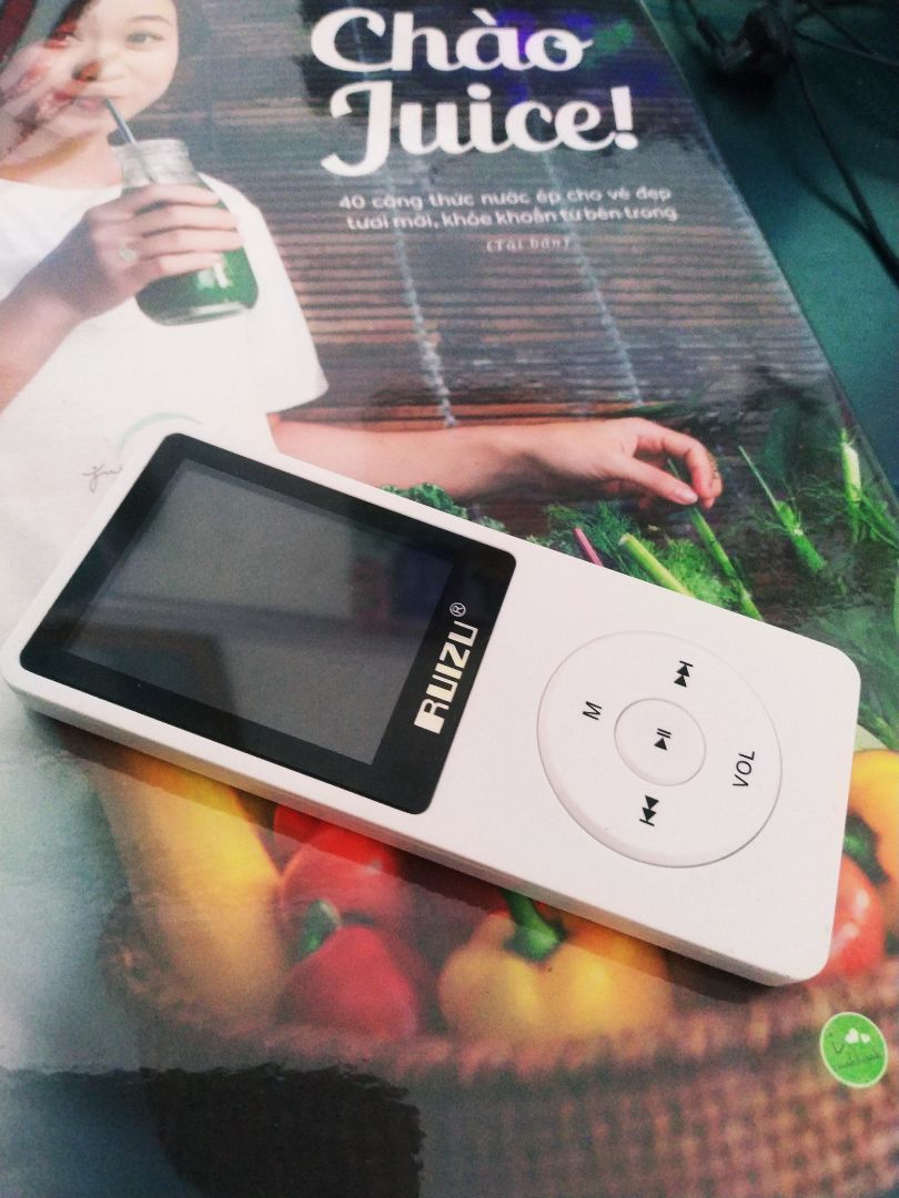 Máy tốt trong tầm giá.
Mình mua có mã giảm, còn 315k.
Máy siêu nhẹ và gọn, dễ sử dụng, âm thanh ok với mình (mình không rành tiêu chuẩn âm thanh, chỉ thấy không rè không giật, không bị đơ.
Nên mua nếu chỉ có nhu cầu nghe nhạc thông thường hoặc làm quà tặng có tính kinh tế mà vẫn hữu ích. 5 sao.