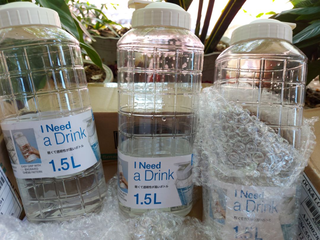 Giao hàng rất nhanh, mới đặt hôm trước, hệ thống báo đầu tuần mới giao hàng nhưng ngày hôm sau đã nhận đc hàng. Đóng gói chắc chắn, ko bị lỗi vỡ nứt bình, 3 bình đều có dung tích 1,5l, nhựa trong suốt, đẹp, cầm chắc chắn, phù hợp với khay chứa ở cửa tủ lạnh. Tuy nhiên, cần lưu ý với mọi người là ko nên để bình nằm trong tủ lạnh mà phải để đứng lên vì nắp bình hở, bị rỉ nước...