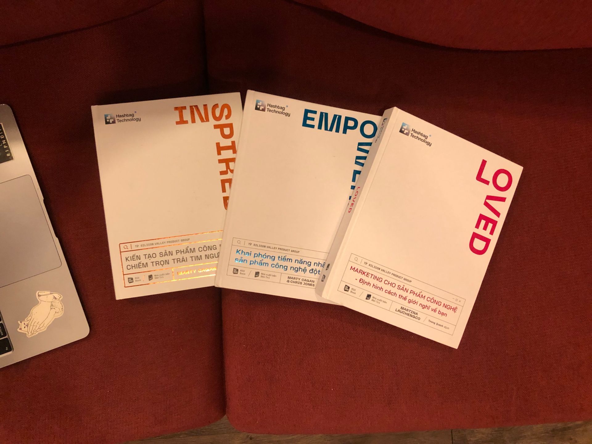 Tui đã mua cả bộ hashtag technology sau khi đọc cuốn LOVED, là dân MKT nên cũng muốn hiểu toàn bộ về lĩnh vực mà mình mới làm này.
Bộ này gồm 3 cuốn với 3 chủ để khác nhau (Phát triển sản phẩm - Xây dựng đội nhóm - Marketing). 3 chủ đề này thì cũng có nhiều sách rồi nhưng bộ này lại tập trung vào khai thác mỗi lĩnh vực công nghệ thôi nên nội dung rất cô đọng.
Sách đẹp, nội dung hay mỗi tội hơi dày :(( Bác nào lười đọc thì cứ mua trước chủ đề mà mình quan tâm nhất thôi nhưng mình khuyên là nên đọc cả 3 nhé vì nó cũng có liên quan đến nhau.