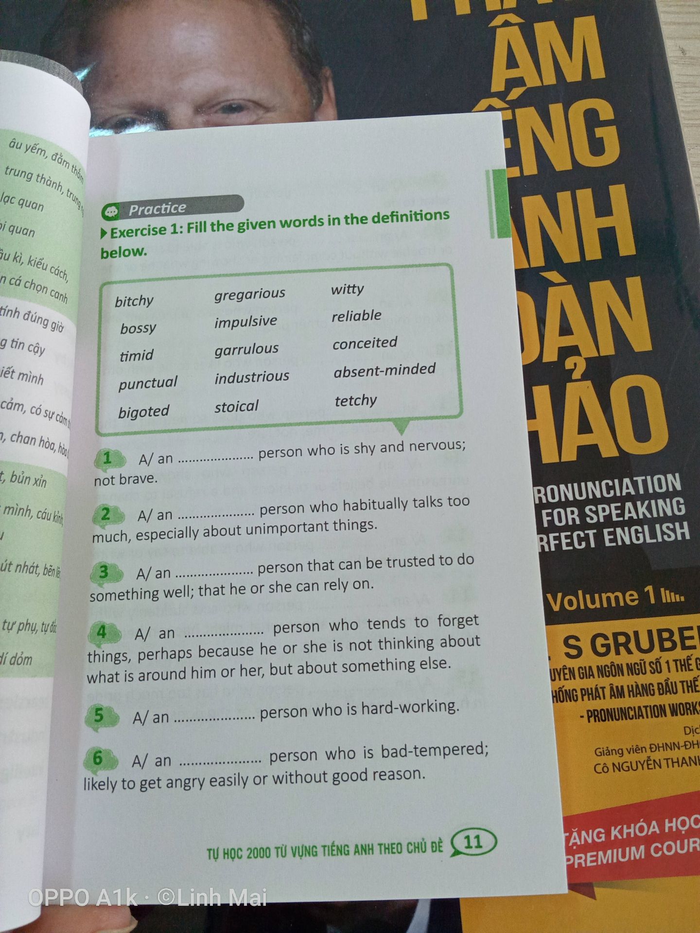 Sách được thiết kế nhỏ gọn. Cầm cuốn sách rất mát tay. Sách mới, nhìn như vừa ra lò.
Trong sách cũng có bài tập. Nói thật là tôi không dám dùng bút để làm bài tập trong đó đâu, vì tôi luyến tiếc nó ಠ_ಠ
Có lẽ tôi sẽ mua 1 chiếc bút kim tuyến màu để làm bài vậy. Tôi cũng sẽ cẩn thận hơn khi viết bài vào trong sách.
Học tiếng Anh không chỉ là được điểm cao trong học phần mà nó sẽ ứng dụng vào bất cứ ngành nghề nào. Có thể nói Tiếng Anh quan trọng như đi bộ vậy.