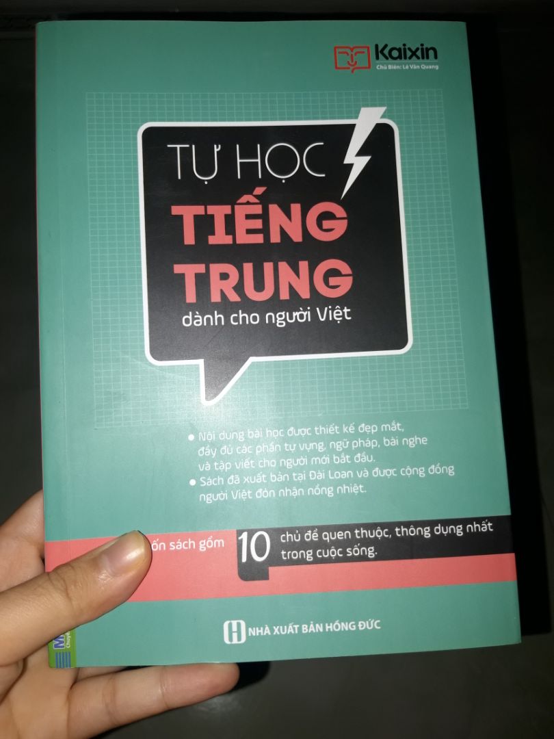 Mua cuốn đợt sale 11.11 của tiki. Vì mải săn sale quá mà đến tận bây giờ mới viết rv nè. Cuốn sách rất hữu ích có 10 chủ đề quen thuộc gồm cả ngữ pháp, cách viết, từ vựng vô cùng phong phú. Thích hợp cho bạn nào muốn bổ trợ thêm cho tiếng trung của mình nhé!!!