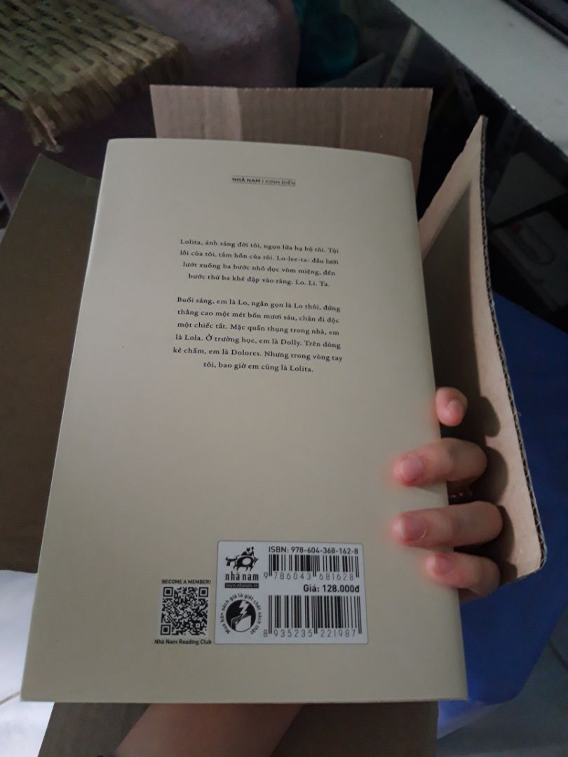 sách đẹp nhìn thích lắm, sách có cái bìa ngoài gỡ ra được, rồi cái ở trong mới là bìa  sách thật😂, lúc mở ra cứ tưởng sách nó rớt cái bìa, nói chung là sách nhìn đẹp và to lắm. Nội dung thì chưa biết nhưng mà đọc thử vài dòng thì thấy cuốn cuốn rồi đó.🙈