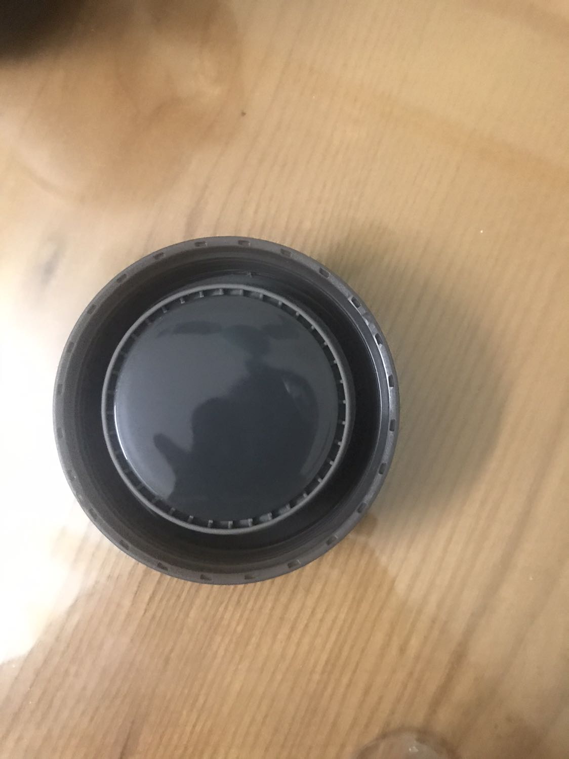 Sản phẩm đẹp, chất lượng, giữ nhiệt ok. 
Mình thấy nhiều người kêu bị mùi. Bản thân mình mua về lần đầu sử dụng cũng có mùi. Nhưng sau khi mình cho nc sôi vào ngâm. Tháo cái ron (gioăng) trên nắp ra ngâm với nc sôi nc chanh một vài lần là hết. Hiện tại mình ko thấy mùi gì luôn. Các bạn mới mua mà đánh giá ko dùng được do mùi quá thì xem xét lại nhé. Thank!