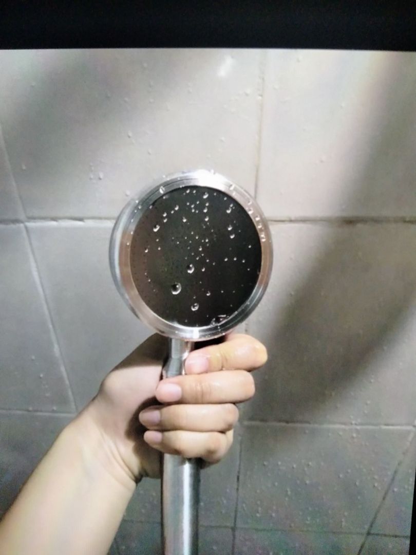 kích thước lỗ nhỏ nên tia nước mạnh hơn rất nhiều. mình review cho shop buôn máy bán đắt chứ hàng chuẩn đẹp cực ưng ý.