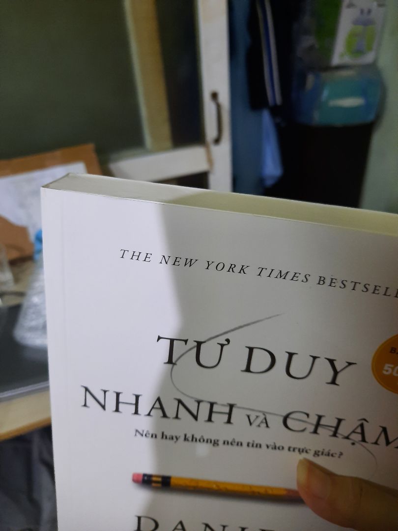 Shop bọc siêu kỹ luôn. 10 điểm dịch vụ. sách có hơi nhăn và bụi 1 chút nhưng không sao. Sách được bọc đến 2 lớp lận. Khuyến khích mọi người nên mua nhé. Chất lượng sách thì đảm bảo rồi.