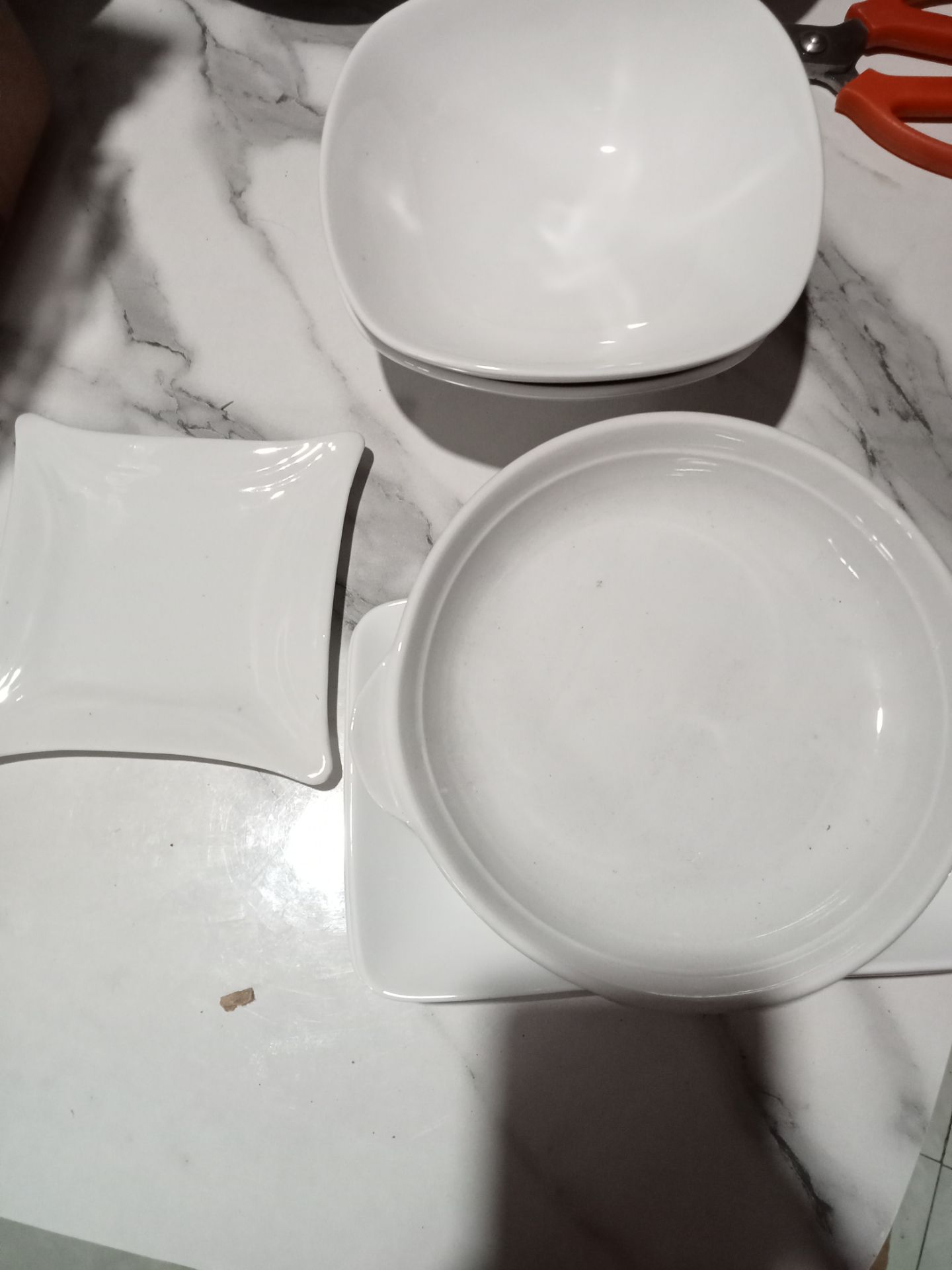 gói hàng cẩn thận, giao nhanh, chất lượng sản phẩm không đều, đĩa nhỏ men xấu hơn, không có logo