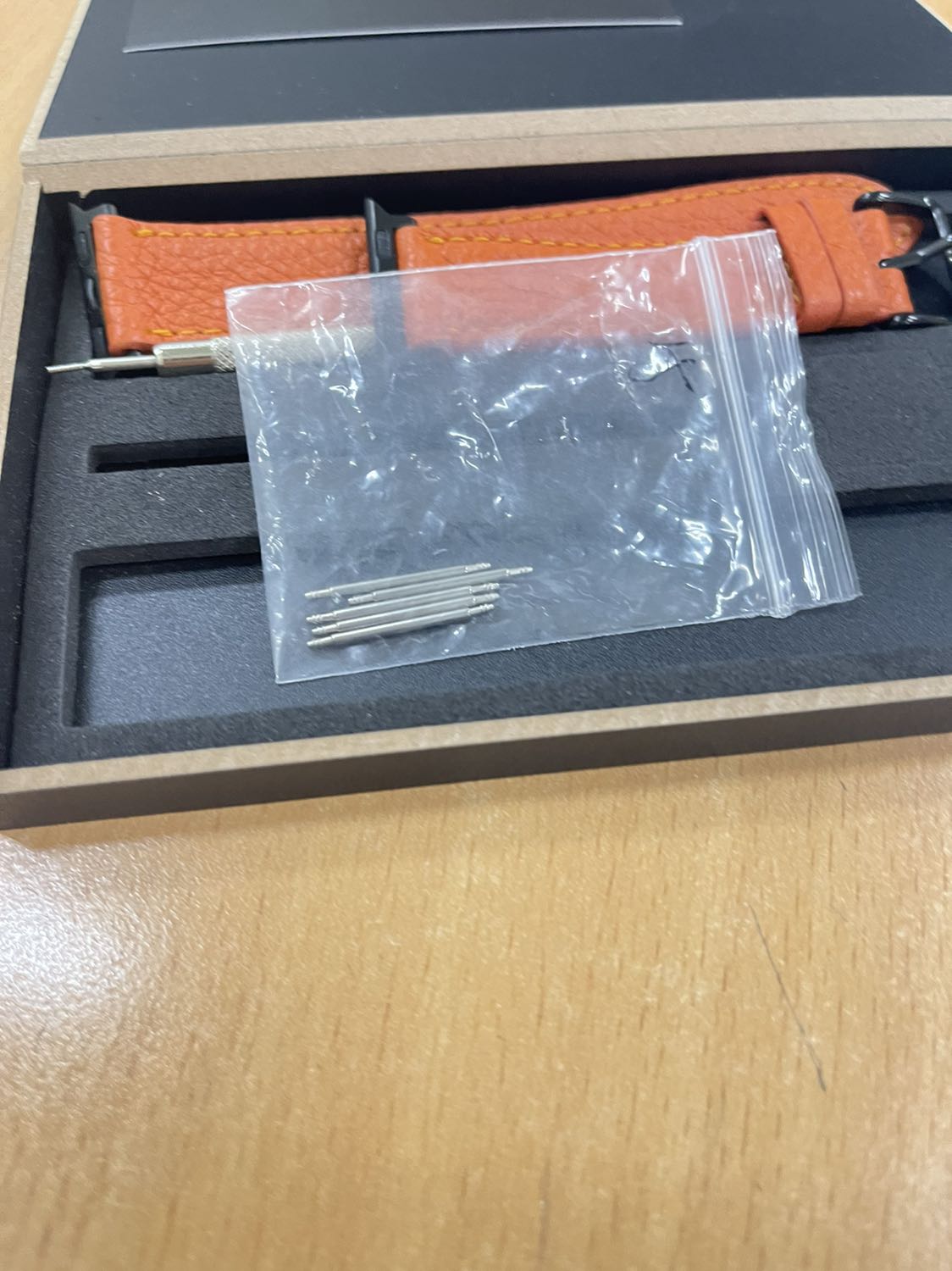 Dây đựng trong hộp rất đẹp,chất liệu da cũng ưng lắm  shop,quá trình xài ok sẽ ủng hộ tiếp