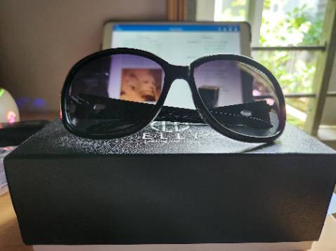 Hộp đựng chắc chắn, hộp đựng, túi đựng đầy đủ. Mắt kiếng ôm vừa mặt, nhìn rất đẹp.