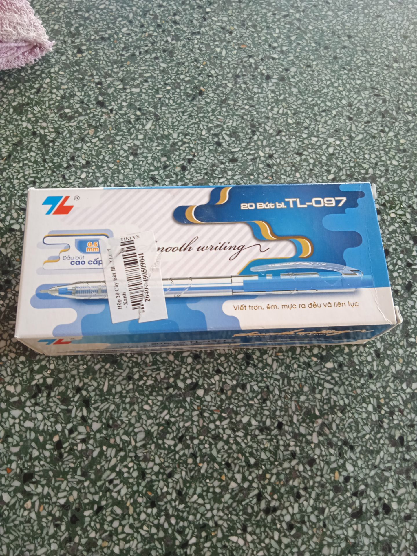 Viết trơn,êm,mực ra đều. Luôn tin dùng sản phẩm bút của Thiên Long. giao hàng quá nhanh. Tặng Tiki 2 chữ tuyệt vời