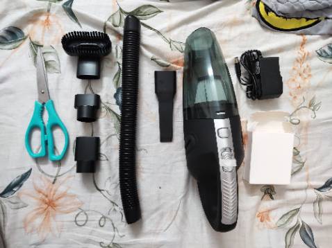 Máy nhỏ gọn, nhẹ. Lực hút ổn. Tiếng hơi ồn. Hết pin hơi nhanh (thời gian sử dụng được khoảng trên dưới 30p) nhưng sạc thì hơi lâu (khoảng 1 tiếng 20p - 1 tiếng rưỡi).
Đầu ống nối hơi lỏng, được 1 lúc lại rơi ra nên khi hút phải lấy tay giữ.

Dùng để hút bụi bàn làm việc, giường, kệ tủ thôi chứ không hút bụi phòng được.

Nhìn chung là vẫn rất hài lòng với máy. Nên mua.