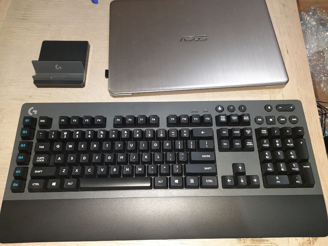 Đóng hộp rất ok, khá nặng, và to, hình thức ko đẹp, lần đầu tiên mình dùng bàn phím cơ thấy cảm giác gõ rất nhạy, cv mình typing nhiều. Nối Bluetooth hoặc wireless cực nhanh. Để làm việc thì ổn, để trang trí thì ko đẹp gọn cho lắm, với mình là 5 sao